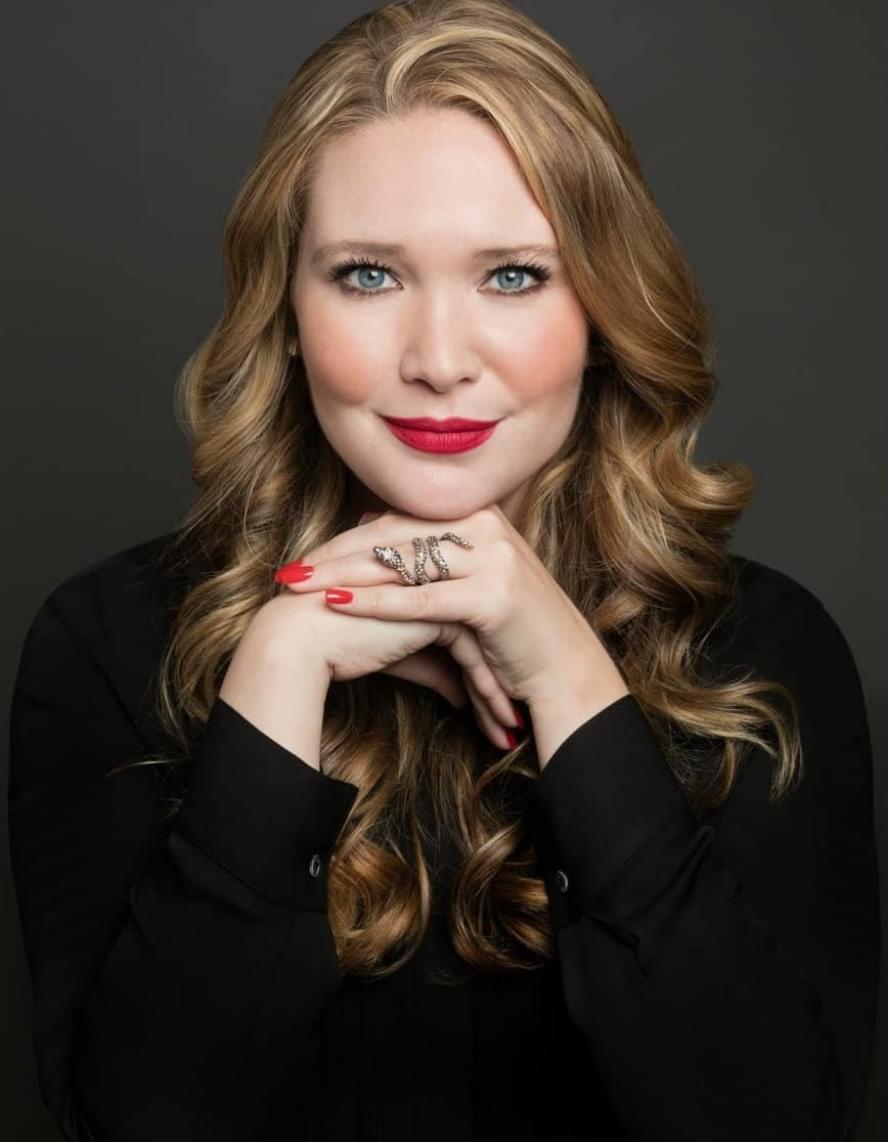 Sarah J. Maas – autore, kura savu pirmo bestselleru sāka rakstīt sešpadsmit gadu vecumā
